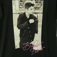 Laden Sie das Bild in den Galerie-Viewer, Vintage JUSTIN BIEBER T-Shirt / Bandshirt Gr. S schwarz mit Print (*)