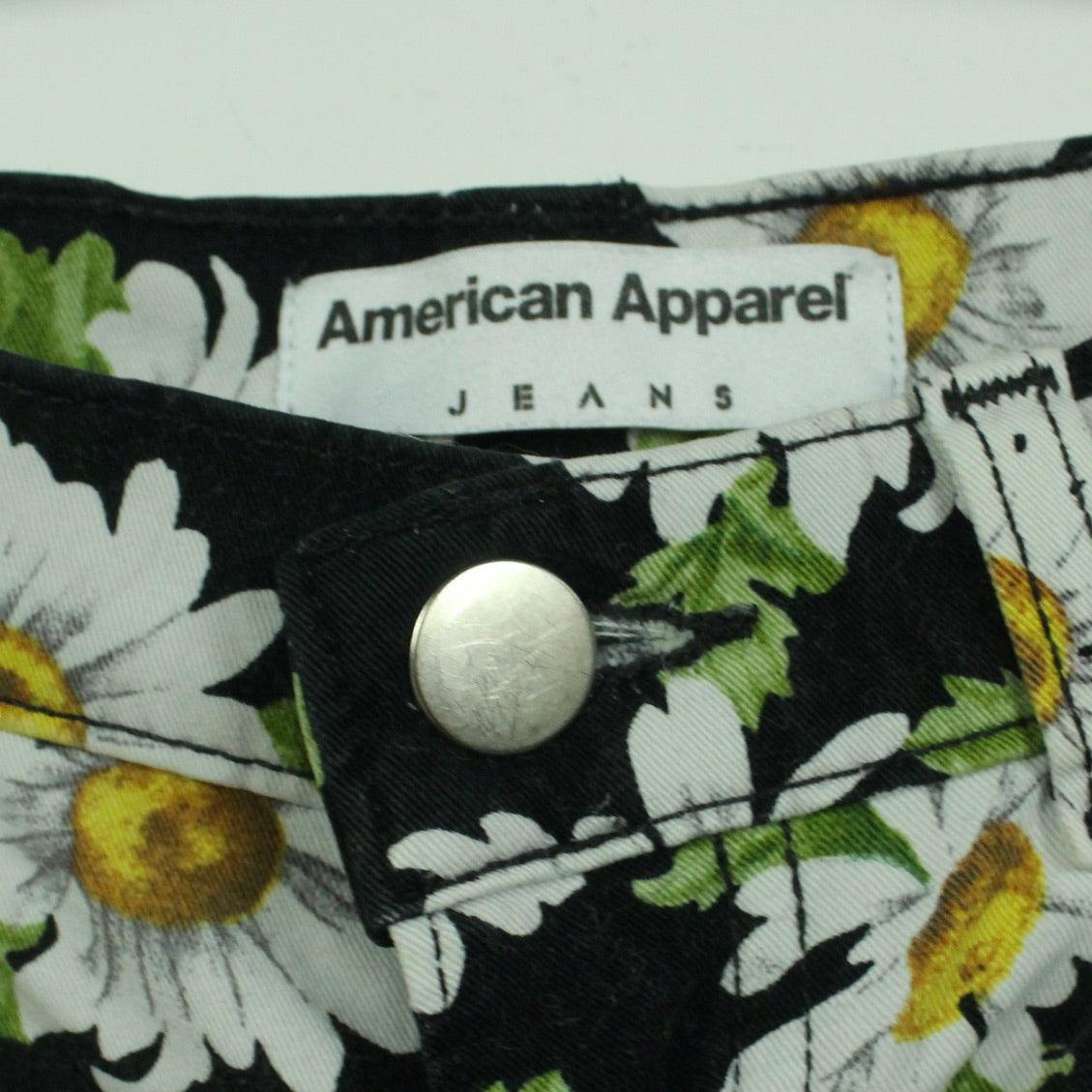 Second Hand AMERICAN APPAREL Shorts Gr. 30 schwarz weiß geblümt Hot Pants (*)