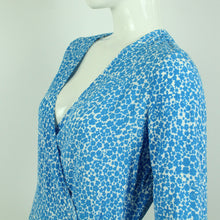Laden Sie das Bild in den Galerie-Viewer, Second Hand SAMSOE SAMSOE Wickelbluse Gr. M blau weiß gemustert  (*)