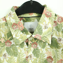Laden Sie das Bild in den Galerie-Viewer, Second Hand BLÄCK Hemd Gr. M weiß grün floral gemustert langarm - tailored fit (*)