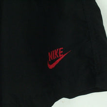 Laden Sie das Bild in den Galerie-Viewer, Vintage NIKE Sportshorts Gr. M schwarz mit Stickerei Shorts