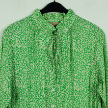 Laden Sie das Bild in den Galerie-Viewer, Second Hand SECOND ARRIVAL Kleid Gr. 38 grün weiß geblümt (*)