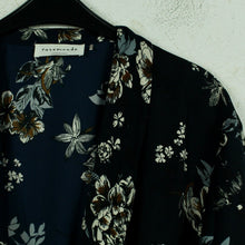 Laden Sie das Bild in den Galerie-Viewer, Second Hand ROSEMUNDE Kimono Gr. OS blau mehrfarbig geblümt (*)