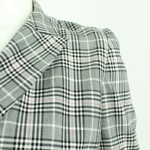 Laden Sie das Bild in den Galerie-Viewer, Second Hand I BLUES Blazer Gr. S grau rosa kariert Longblazer (*)
