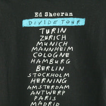 Laden Sie das Bild in den Galerie-Viewer, Vintage ED SHEERAN T-Shirt / Bandshirt Gr. S schwarz mit Print und Backprint DIVIDE TOUR (*)