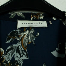Laden Sie das Bild in den Galerie-Viewer, Second Hand ROSEMUNDE Kimono Gr. OS blau mehrfarbig geblümt (*)