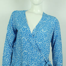 Laden Sie das Bild in den Galerie-Viewer, Second Hand SAMSOE SAMSOE Wickelbluse Gr. M blau weiß gemustert  (*)