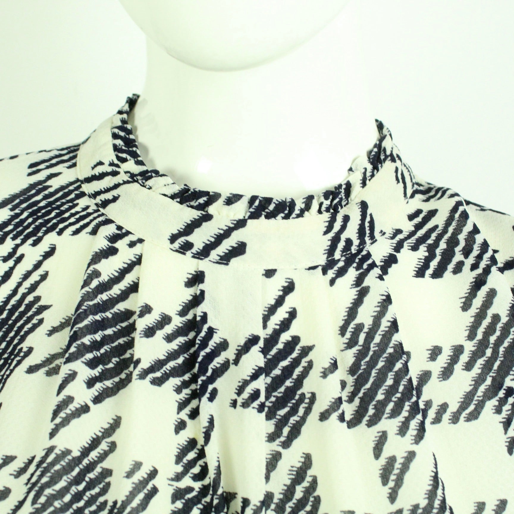 Second Hand BAUM UND PFERDGARTEN Bluse Gr. 40 weiß blau gemustert  (*)