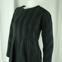 Laden Sie das Bild in den Galerie-Viewer, Second Hand COS Kleid Gr. 42 schwarz gestreift 3/4-Arm (*)
