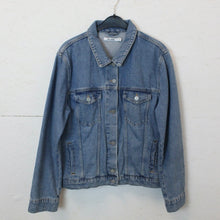 Laden Sie das Bild in den Galerie-Viewer, Second Hand NA-KD Jeansjacke Gr. 38 blau mit Backprint Jacke (*)
