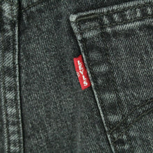Laden Sie das Bild in den Galerie-Viewer, Second Hand LEVI&#39;S PREMIUM Jeansshorts W29 grau Mod. 501 Denim Shorts (*)