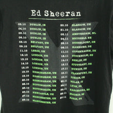 Laden Sie das Bild in den Galerie-Viewer, Vintage ED SHEERAN T-Shirt / Bandshirt Gr. L schwarz mit Print und Backprint (*)