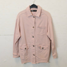 Laden Sie das Bild in den Galerie-Viewer, Second Hand ZARA Jeansjacke Gr. S rosa Jacke (*)
