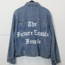 Laden Sie das Bild in den Galerie-Viewer, Second Hand NA-KD Jeansjacke Gr. 38 blau mit Backprint Jacke (*)
