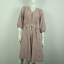 Laden Sie das Bild in den Galerie-Viewer, Second Hand NEO NOIR Kleid Gr. M beige weiß kariert Midikleid (*)