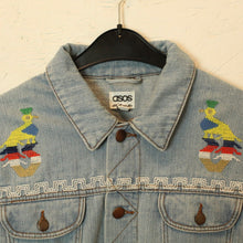 Laden Sie das Bild in den Galerie-Viewer, Second Hand ASOS Jeansjacke Gr. 42 blau mit Stickerei (*)
