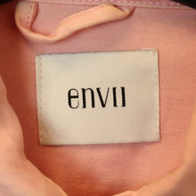 Laden Sie das Bild in den Galerie-Viewer, Second Hand ENVII Jeansjacke Gr. S rosa (*)