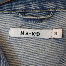 Laden Sie das Bild in den Galerie-Viewer, Second Hand NA-KD Jeansjacke Gr. 38 blau mit Backprint Jacke (*)