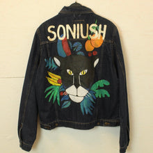 Laden Sie das Bild in den Galerie-Viewer, Second Hand SONIUSH Jeansjacke Gr. L blau mit Backprint (*)