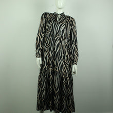Laden Sie das Bild in den Galerie-Viewer, Second Hand GESTUZ Maxikleid Gr. 36 schwarz mehrfarbig Animalprint (*)