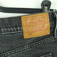 Laden Sie das Bild in den Galerie-Viewer, Second Hand LEVI&#39;S PREMIUM Jeansshorts W29 grau Mod. 501 Denim Shorts (*)