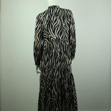 Laden Sie das Bild in den Galerie-Viewer, Second Hand GESTUZ Maxikleid Gr. 36 schwarz mehrfarbig Animalprint (*)