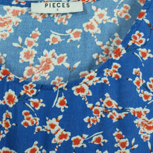 Laden Sie das Bild in den Galerie-Viewer, Second Hand PIECES Midikleid Gr. S blau mehrfarbig geblümt (*)