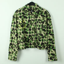 Laden Sie das Bild in den Galerie-Viewer, Second Hand CONVERSE Jacke Gr. S beige mehrfarbig gemustert mit Stickerei (*)