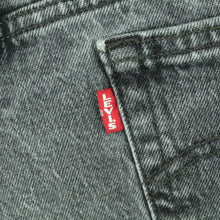 Laden Sie das Bild in den Galerie-Viewer, Second Hand LEVI&#39;S PREMIUM Jeansshorts W30 grau Mod. 501 Denim Shorts (*)