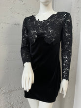Laden Sie das Bild in den Galerie-Viewer, Vintage Samtkleid Gr. S schwarz uni Samt Kleid festlich