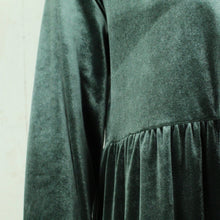 Laden Sie das Bild in den Galerie-Viewer, Second Hand MONKI Samtkleid Gr. S grün Kleid (*)