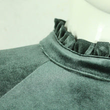 Laden Sie das Bild in den Galerie-Viewer, Second Hand MONKI Samtkleid Gr. S grün Kleid (*)