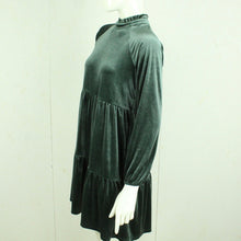 Laden Sie das Bild in den Galerie-Viewer, Second Hand MONKI Samtkleid Gr. S grün Kleid (*)