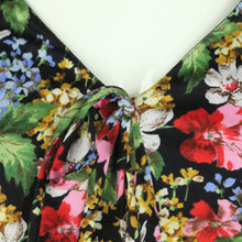 Laden Sie das Bild in den Galerie-Viewer, Vintage Midikleid Gr. S schwarz mehrfarbig geblümt Kleid