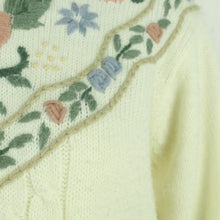 Laden Sie das Bild in den Galerie-Viewer, Vintage Pullover Gr. M beige mit Stickerei Strick