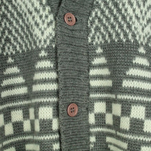 Laden Sie das Bild in den Galerie-Viewer, Vintage Cardigan mit Wolle Gr. L grau weiß Crazy Pattern Strickjacke