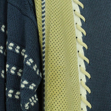 Laden Sie das Bild in den Galerie-Viewer, Vintage Pullover Gr. M blau beige Crazy Pattern Strick