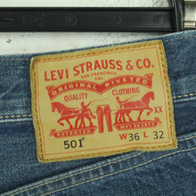 Laden Sie das Bild in den Galerie-Viewer, Second Hand LEVI&#39;S Jeansshorts Gr. W36 blau Mod. 501 Denim Shorts (*)