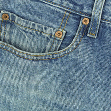 Laden Sie das Bild in den Galerie-Viewer, Second Hand LEVI&#39;S Jeansshorts Gr. W34 blau Mod. 501 Denim Shorts (*)