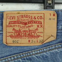 Laden Sie das Bild in den Galerie-Viewer, Second Hand LEVI&#39;S Jeansshorts Gr. W34 blau Mod. 501 Denim Shorts (*)