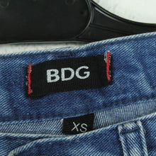 Laden Sie das Bild in den Galerie-Viewer, Second Hand BDG Jeansshorts Gr. XS blau Denim Shorts High Waist (*)