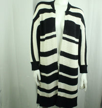 Laden Sie das Bild in den Galerie-Viewer, Second Hand EDITED Cardigan Gr. S schwarz weiß gestreift Strickjacke (*)