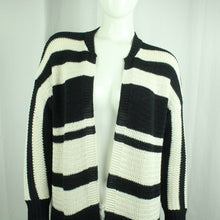 Laden Sie das Bild in den Galerie-Viewer, Second Hand EDITED Cardigan Gr. S schwarz weiß gestreift Strickjacke (*)