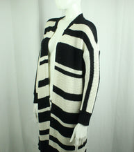 Laden Sie das Bild in den Galerie-Viewer, Second Hand EDITED Cardigan Gr. S schwarz weiß gestreift Strickjacke (*)