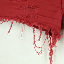 Laden Sie das Bild in den Galerie-Viewer, Second Hand LEVI&#39;S Jeansshorts Gr. 29 rot Mod. 552 Denim Shorts (*)