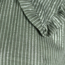 Laden Sie das Bild in den Galerie-Viewer, Second Hand BOII Bluse Gr. L grau silber gestreift (*)