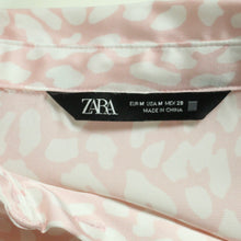Laden Sie das Bild in den Galerie-Viewer, Second Hand ZARA Bluse Gr. M rosa weiß Animal-Print (*)