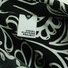 Laden Sie das Bild in den Galerie-Viewer, Second Hand VISUAL CLOTHING Bluse Gr. M schwarz weiß gemustert (*)