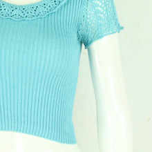 Laden Sie das Bild in den Galerie-Viewer, Vintage Pullover Female Gr. S hellblau uni cropped Strick