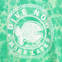 Laden Sie das Bild in den Galerie-Viewer, Vintage Batik T-Shirt Gr. S grün mit Print und Backprint Maledives und Fisch